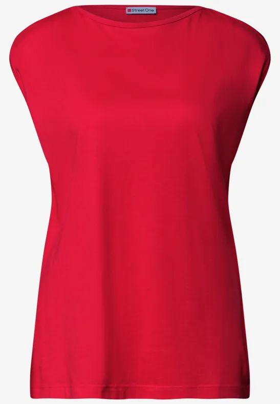 Rode mouwloze damesshirt met ronde hals op witte achtergrond