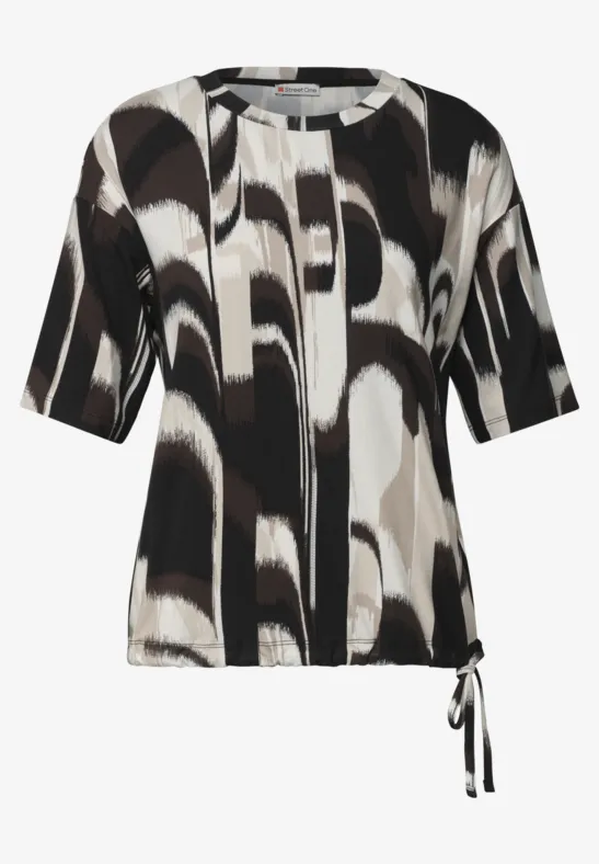 Zwart-witte blouse met abstract patroon, halve mouwen en zij koord