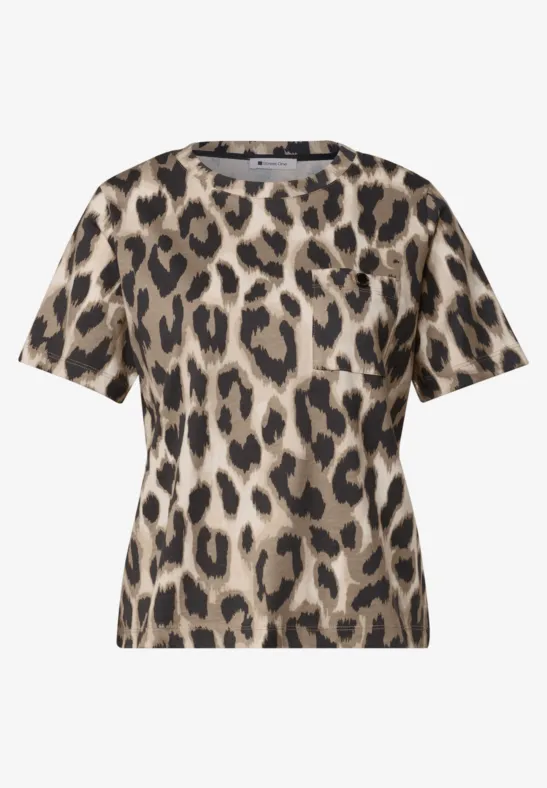 Kurzärmliges T-Shirt mit braun-schwarzem Leopardenmuster.
