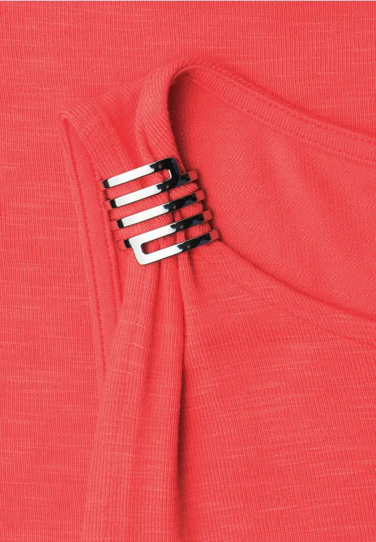 Rood topje met een zilverkleurige rechthoekige gesp die twee bandjes elegant verbindt.