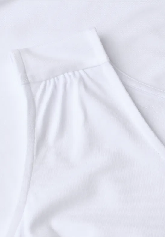 Detailfoto van een witte mouwloze top van zachte, gladde stof