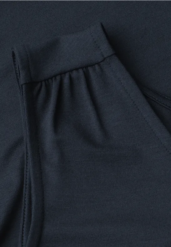 Poche en tissu bleu foncé avec bord élastique et coutures soignées