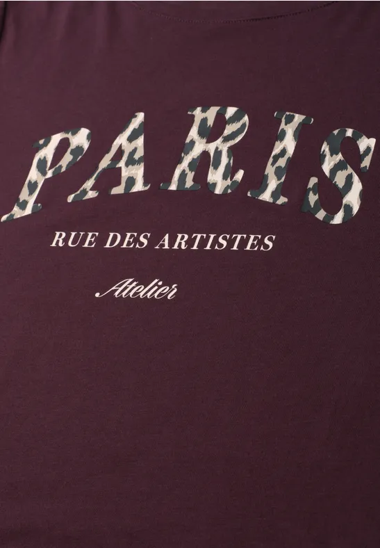 Bordeaux T-shirt met 'PARIS' in luipaardprint, 'RUE DES ARTISTES' en 'Atelier' eronder.