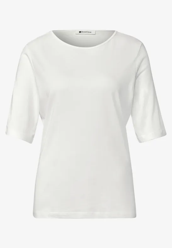 Schlichtes weißes T-Shirt mit halblangen Ärmeln vor weißem Hintergrund.