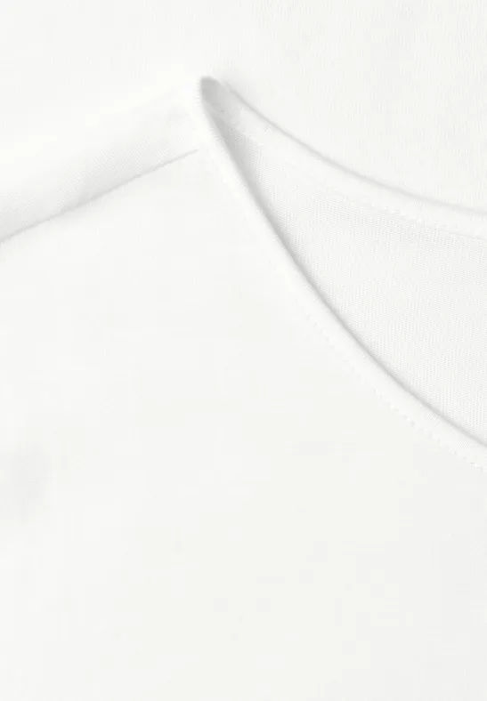 Nahaufnahme eines weißen T-Shirt-Ausschnitts mit sichtbarer Naht