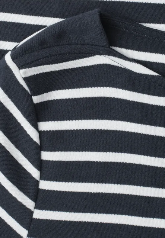 Een donkerblauw-wit gestreept katoenen T-shirt, losjes opgevouwen.