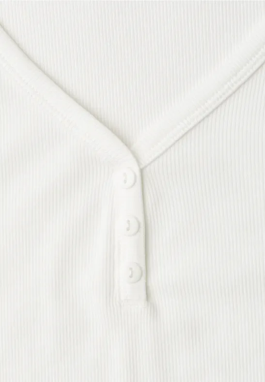 Haut blanc côtelé avec encolure en V et trois petits boutons