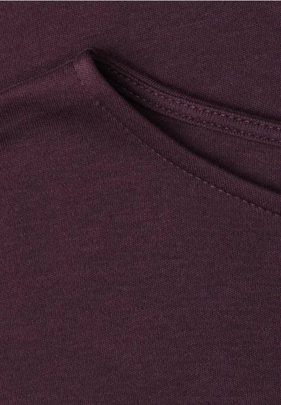 Close-up van een pruimkleurig T-shirt met ronde hals en zachte jersey stof