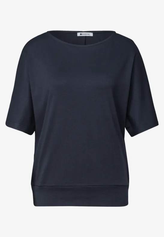 Haut femme bleu marine à manches courtes, coupe ample et large bande élastique à la taille.