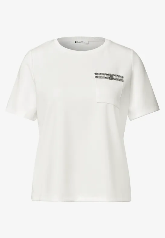 Weißes T-Shirt mit kurzen Ärmeln, Brusttasche und dezentem, schwarzen Schriftzug auf der Vorderseite.