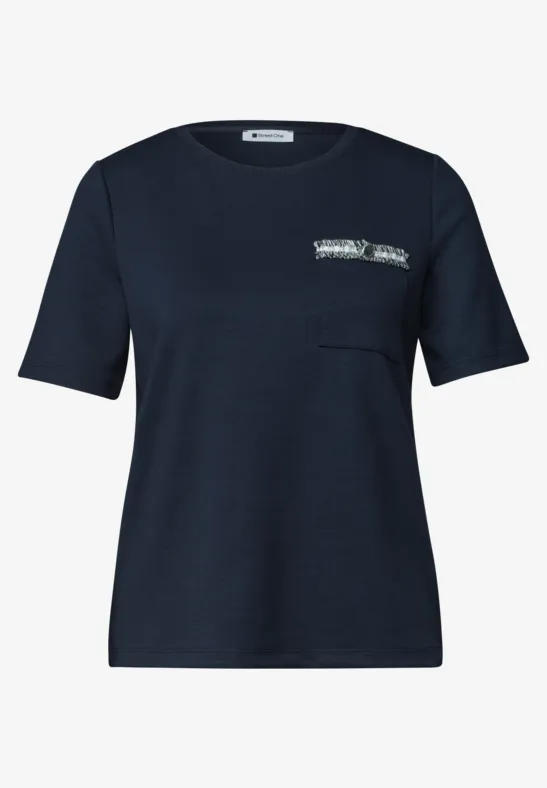 T-shirt bleu marine à manches courtes, col rond et petite poche poitrine.