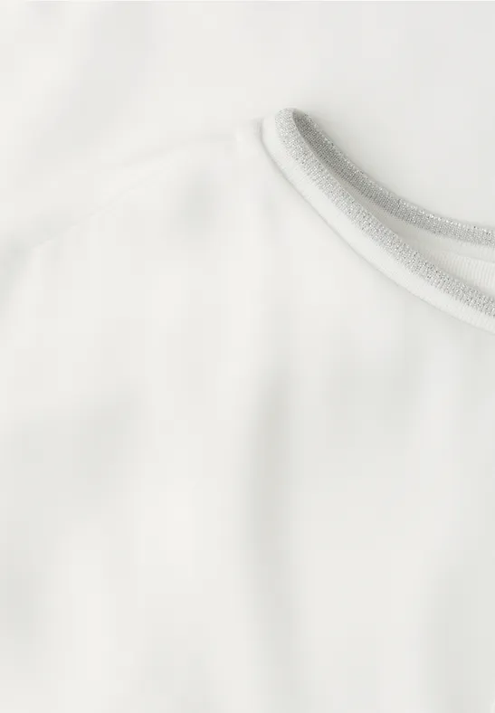 Ein weißes T-Shirt mit grauem Rand am Halsausschnitt.
