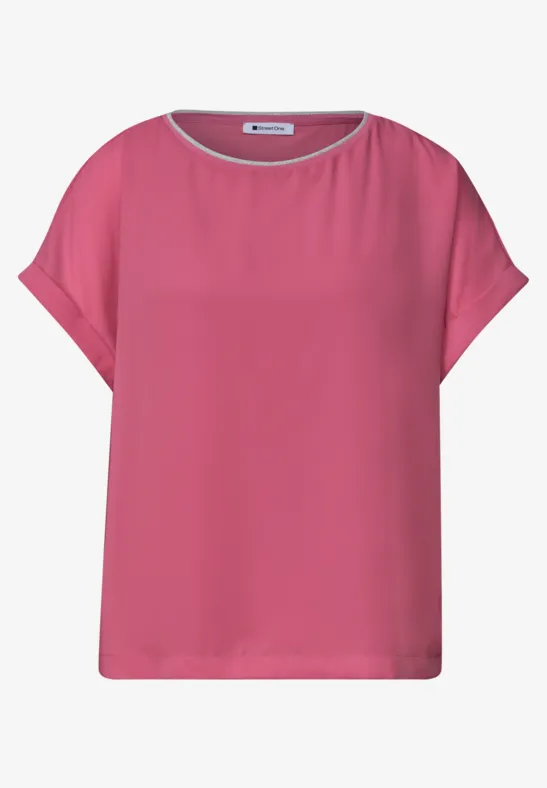 Rosa Bluse mit kurzen Ärmeln, rundem Ausschnitt und lockerem Schnitt.