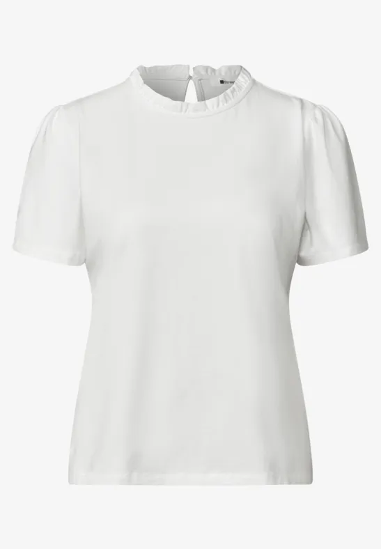 Weiße Bluse mit kurzen Ärmeln und gerafftem Stehkragen.