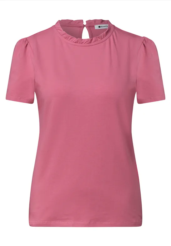 Roze T-shirt met korte mouwen, ronde hals en subtiele ruches langs de kraag.