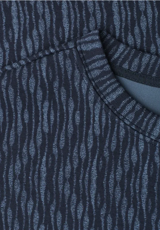 Gros plan d'un tissu bleu foncé à motifs ondulés bleu clair avec une poche.