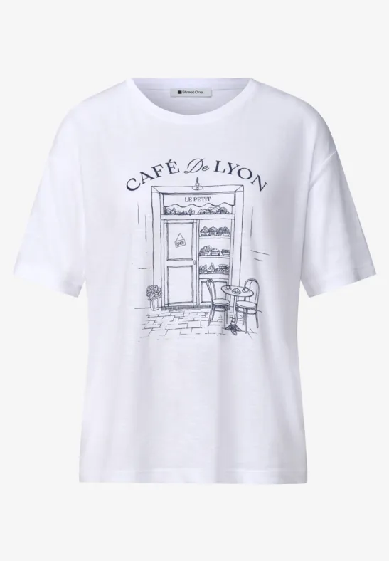 Weißes T-Shirt mit Skizze eines Cafés 'Café de Lyon' und Straßenszenerie