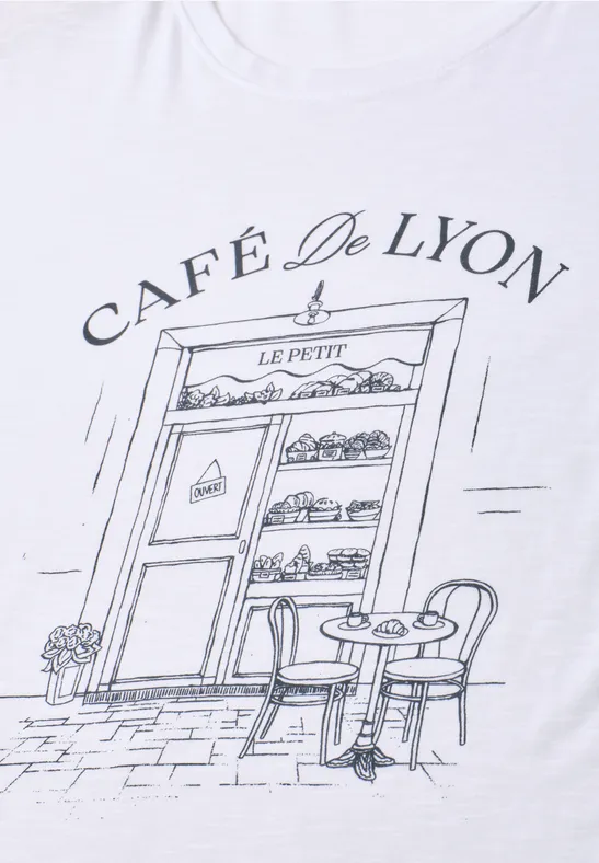 Skizzenhafte Ladenfront mit 'Café De Lyon', Außentisch und -stühlen.