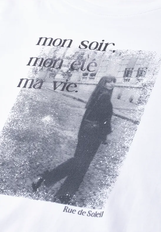 Schwarz-weißer Print auf T-Shirt: Frau spaziert über Platz, darüber Text 'mon soir. mon été. ma vie.'