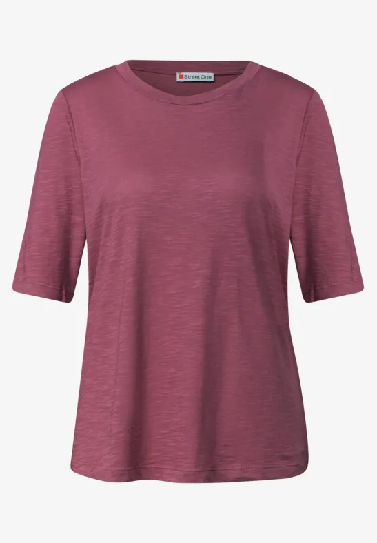 Un t-shirt basique à manches courtes de couleur vieux rose.