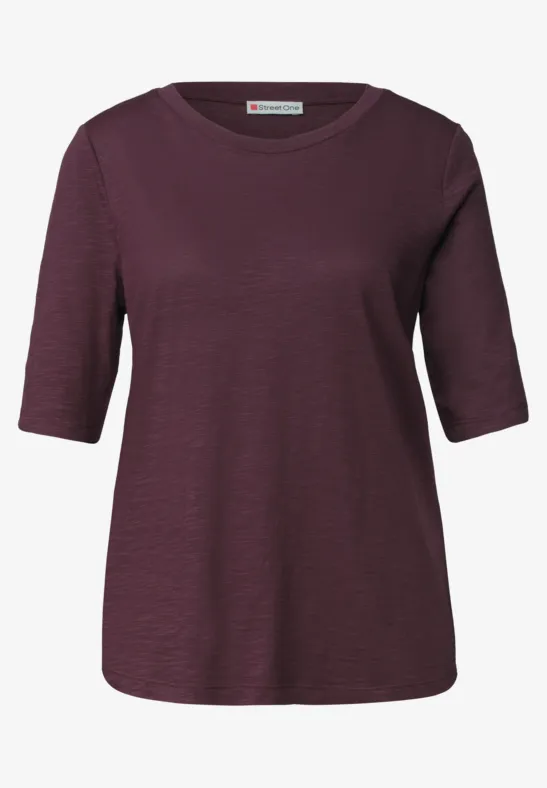 Eenvoudig bordeauxrood T-shirt met driekwartmouwen en ronde hals.