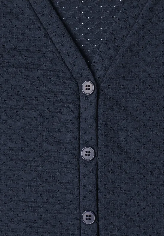Dunkelblaue Strickjacke mit feiner Struktur und Knopfleiste.