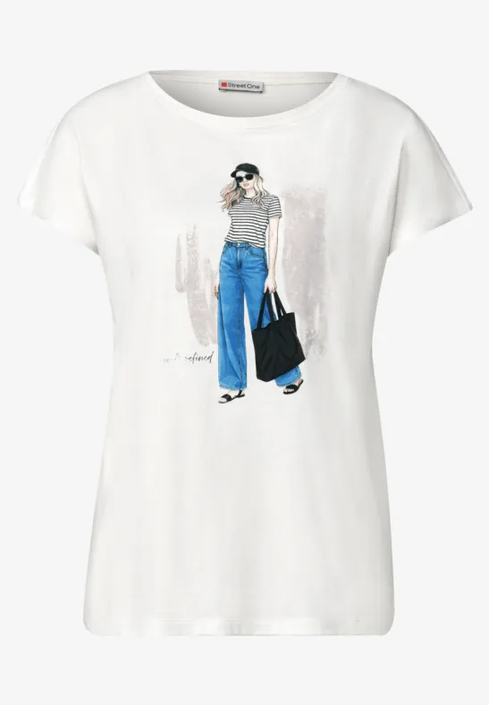 Weißes T-Shirt mit Aufdruck einer modischen Frau in blauen Jeans, grauem Top und großer Tasche.