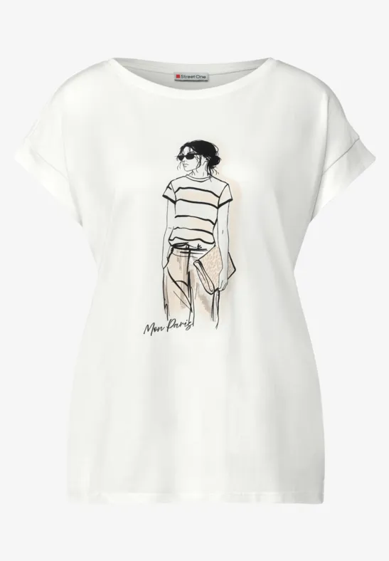 Wit T-shirt met modieuze schets van een vrouw in gestreept hemd, zonnebril en nonchalante houding.