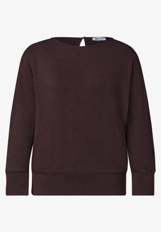 Schlichter, dunkelroter Pullover mit weitem Rundhalsausschnitt und langen Ärmeln.
