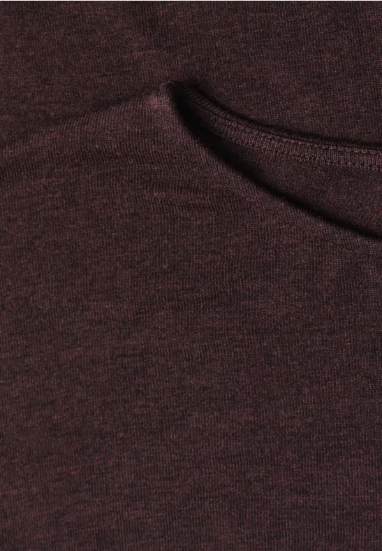 Nahaufnahme eines dunkelroten, fein texturierten T-Shirts mit Halsbündchen