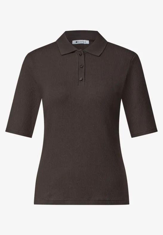 Dunkelbraunes Poloshirt mit kurzen Ärmeln, Knopfleiste und klassischem Kragen.