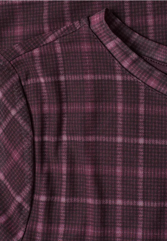 Nahaufnahme eines lila-schwarzen karierten Shirts aus weichem Stoff.