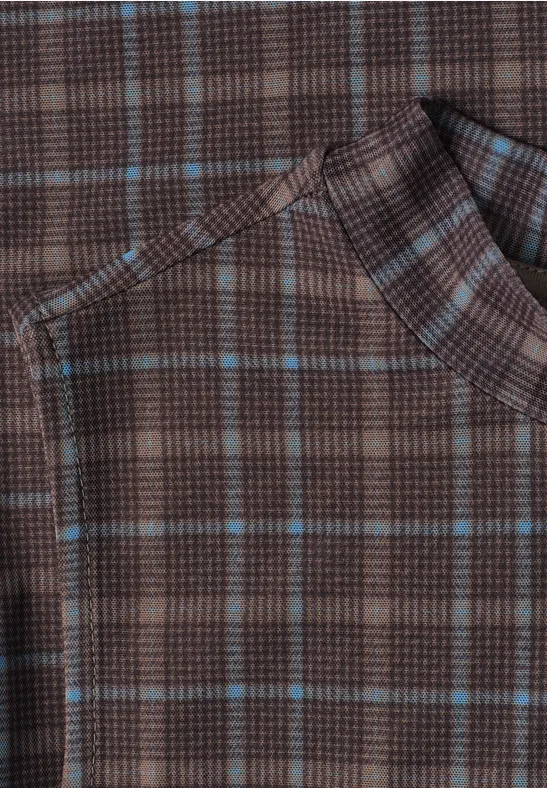 Gros plan d’un tissu marron à carreaux avec des lignes bleu turquoise.