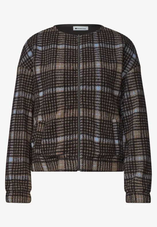 Braune Karojacke mit hellblauen Akzenten und Reißverschluss, leger geschnitten.