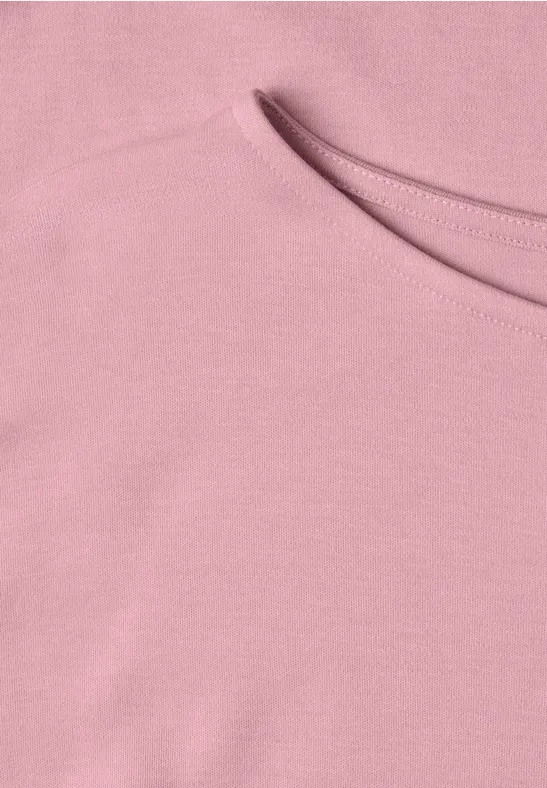 Close-up van een pastelroze katoenen T-shirt met ronde hals