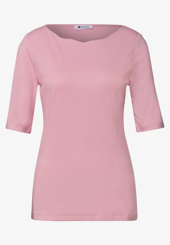 Un t-shirt rose uni pour femme, manches mi-longues et col rond, style épuré.