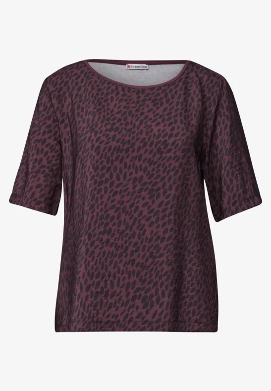 T-shirt femme violet à motifs léopard noirs, col rond et manches mi-longues.