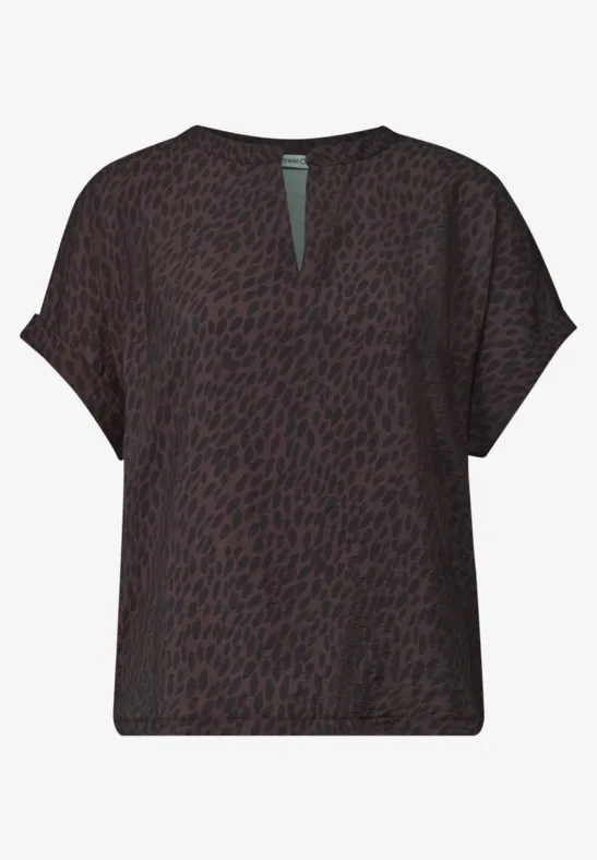 Dunkelbraune Bluse mit kurzem Arm, lässigem Schnitt und dezentem Leo-Muster.