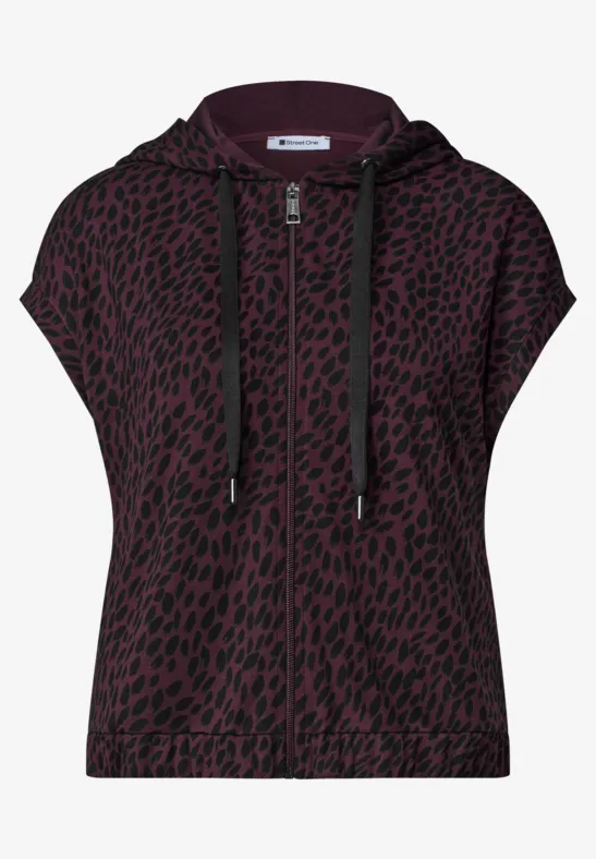 Ärmelloser Kapuzenpullover in Bordeaux mit schwarzem Leopardenmuster.