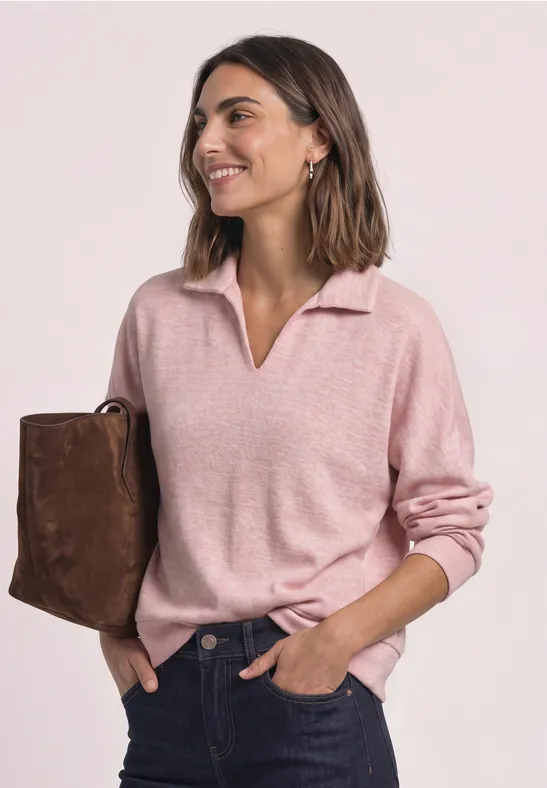 Frau in rosa Pullover mit brauner Tasche, lächelnd, lässig