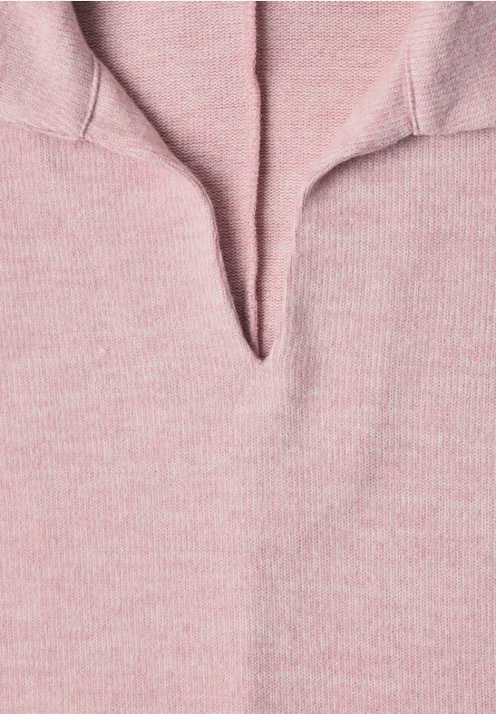 Hellrosa Strickpullover mit V-Notch am Kragen.