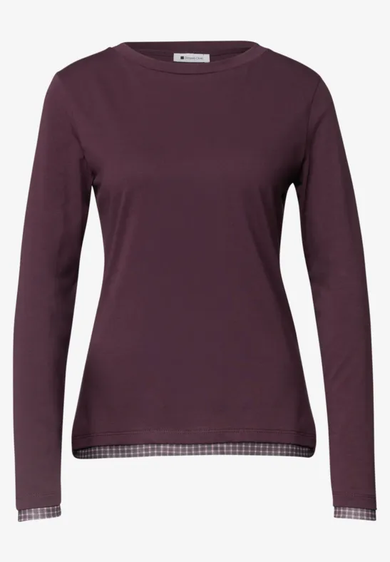 Schlichtes, dunkelviolettes Langarmshirt für Damen mit Rundhalsausschnitt und dezentem Karomuster an Saum und Ärmeln.