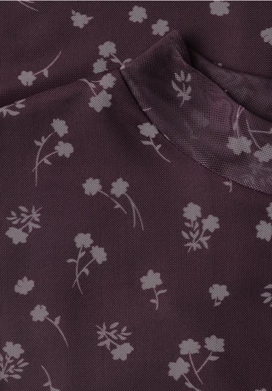 Nahaufnahme eines dunkelvioletten Stoffs mit filigranem hellgrauem Blumenmuster.