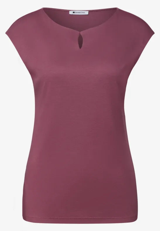 Un t-shirt sans manches couleur prune avec une petite ouverture au col rond.