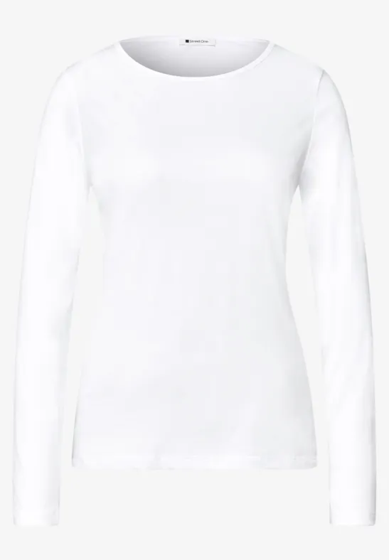 Ein schlichtes weißes Langarmshirt mit rundem Ausschnitt.