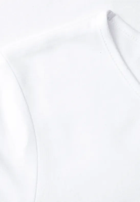 Schlichtes weißes T-Shirt aus Baumwolle mit Rundhalsausschnitt (Schulteransicht).