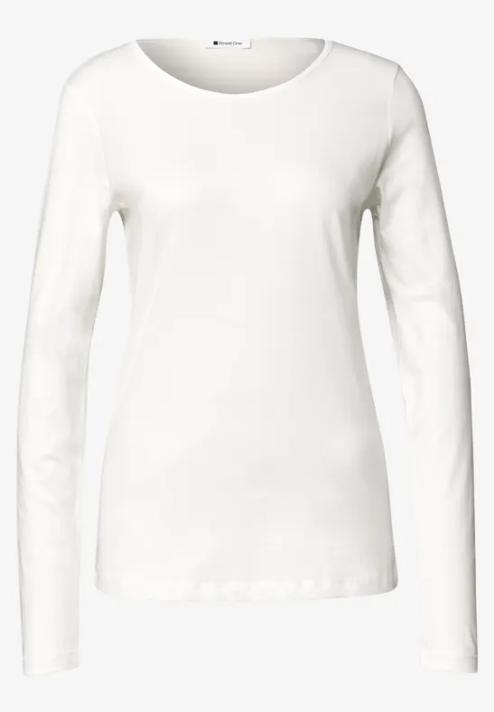 Ein schlichtes weißes Langarmshirt aus glattem Stoff.