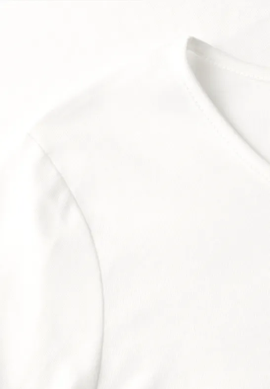 Nahaufnahme eines weißen T-Shirts aus weichem Jersey-Stoff mit U-Ausschnitt und feiner Maschenstruktur.