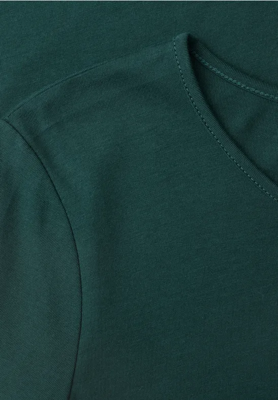 Nahaufnahme eines dunkelgrünen T-Shirts mit Rundhalsausschnitt und Schulternaht.