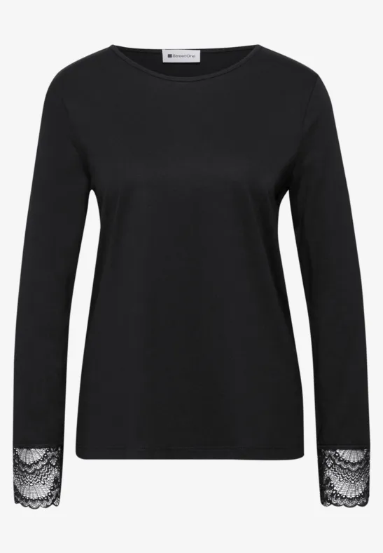 Schwarzer Langarm-Pullover mit Rundhalsausschnitt und Spitzenbesatz an den Ärmelenden.